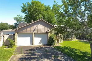 10407 Huntington Wood Dr, Houston, TX 77099 - Photo 2