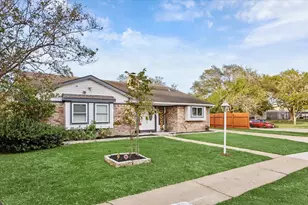 10402 Huntington Point Dr, Houston, TX 77099 - Photo 2