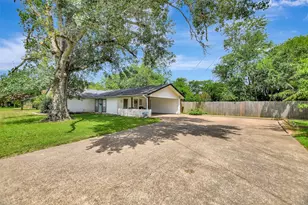 202 W Limit St, Madisonville, TX 77864 - Photo 2