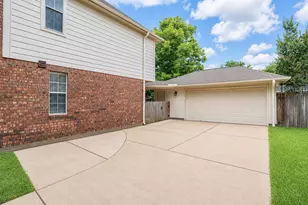 2010 Claire Ct, Sugar Land, TX 77478 - Photo 4