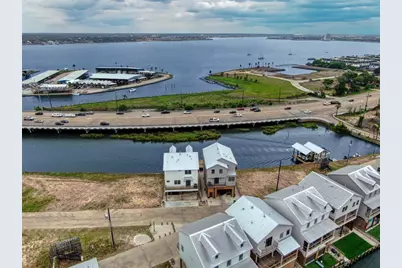 22 Cmdr Runco Lane, Taylor Lake Village, TX 77586 - Photo 2