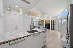 10855 Meadowglen Ln, Houston, TX 77042 - Photo 16