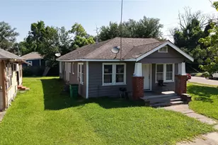 300 E James St, Baytown, TX 77520 - Photo 8