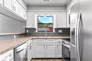 305 Johnson Ave, Palacios, TX 77465 - Photo 10