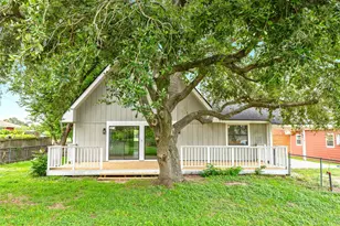 305 Johnson Ave, Palacios, TX 77465 - Photo 2