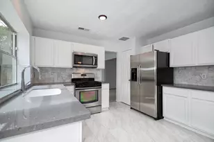 10 Summithill Pl, The Woodlands, TX 77381 - Photo 6