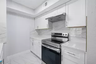 9350 Country Creek Dr, Houston, TX 77036 - Photo 10