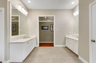 326 S Silvershire Cir, The Woodlands, TX 77381 - Photo 32