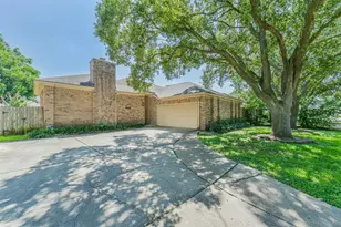 210 Mill Trail Dr, Sugar Land, TX 77498 - Photo 2