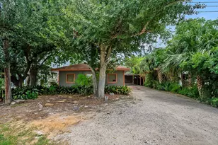 131 5th St, San Leon, TX 77539 - Photo 2