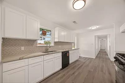 18219 Kings Lynn Street, Webster, TX 77058 - Photo 10