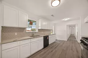 18219 Kings Lynn St, Webster, TX 77058 - Photo 10