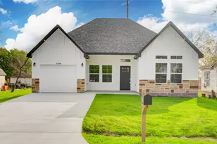 1409 N Ave S, Freeport, TX 77541 - Photo 2