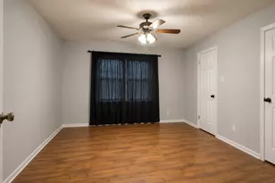 1105 E Adoue St, Alvin, TX 77511 - Photo 10