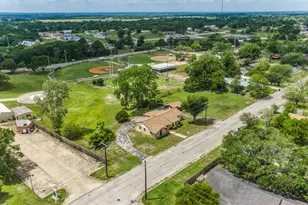 407 W Glenn St, Bellville, TX 77418 - Photo 40