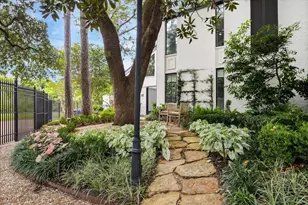 10 S Briar Hollow Ln, Houston, TX 77027 - Photo 2