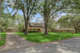 105 Ridgemont Dr, Alvin, TX 77511 - Photo 2