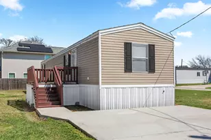 3031 Bay Oaks Harbor Dr, Baytown, TX 77523 - Photo 2