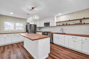 5438 Novak Ct, Danbury, TX 77534 - Photo 2