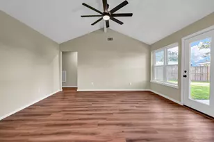 5438 Novak Ct, Danbury, TX 77534 - Photo 4