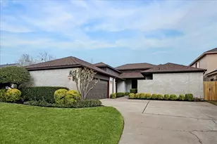 85 Crestwood Cir, Sugar Land, TX 77478 - Photo 1