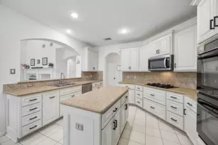 14 Guinevere Pl, The Woodlands, TX 77384 - Photo 8