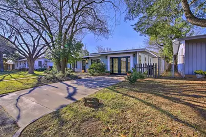 811 W Schubert Street, Fredericksburg, TX 78624 - Photo 2