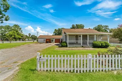 401 Lee Avenue, Anahuac, TX 77514 - Photo 1