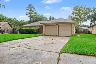 16107 Barcelona Dr, Friendswood, TX 77546 - Photo 2