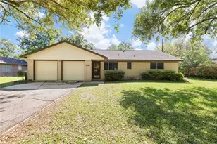 1203 Kansas Ave S, Anahuac, TX 77514 - Photo 2