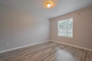 5009 Willow Point Dr, Conroe, TX 77303 - Photo 2