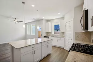 586 Avisa Dr, Kemah, TX 77565 - Photo 2