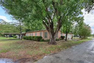 200 Young St, Hallettsville, TX 77964 - Photo 2