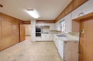 200 Young St, Hallettsville, TX 77964 - Photo 10