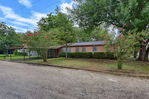 200 Young St, Hallettsville, TX 77964 - Photo 1