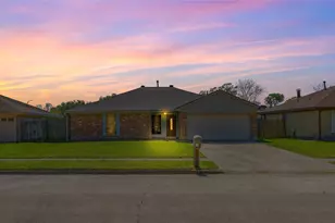 1703 Packsaddle Ln, Baytown, TX 77521 - Photo 2