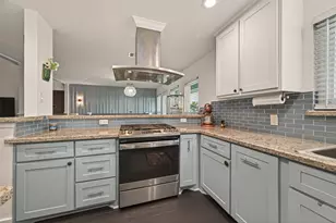9 N White Heron Dr, La Marque, TX 77568 - Photo 16