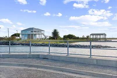 1682 Hamilton Avenue, Gilchrist, TX 77617 - Photo 32