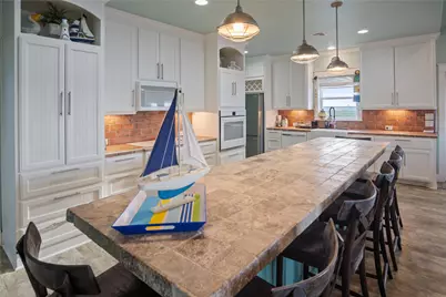 1682 Hamilton Avenue, Gilchrist, TX 77617 - Photo 16