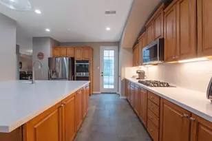 110 S Longsford Cir, The Woodlands, TX 77382 - Photo 10