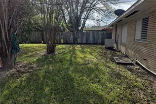 18 S Pin Oak Dr, Texas City, TX 77591 - Photo 2