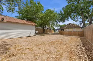 805 E Academy St, Brenham, TX 77833 - Photo 22