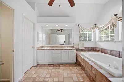 96 E Lakeridge Drive, The Woodlands, TX 77381 - Photo 24