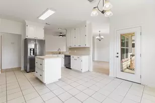 54 Tangerine Ct, Lake Jackson, TX 77566 - Photo 10