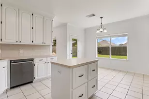 54 Tangerine Ct, Lake Jackson, TX 77566 - Photo 8