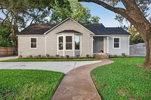 723 N Meyer St, Sealy, TX 77474 - Photo 4