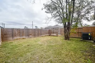 8215 Bonaire St, Houston, TX 77028 - Photo 26