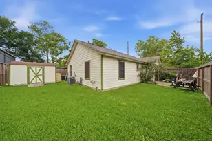 305 Peach St, Tomball, TX 77375 - Photo 24