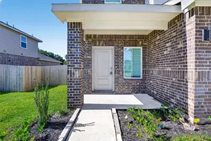 407 Robin St, Angleton, TX 77515 - Photo 4