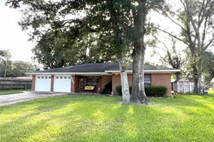 3024 Lamar Cir, El Campo, TX 77437 - Photo 2